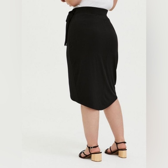 NWT Torrid Black Faux Wrap Skirt with Side Tie & Tulip Hem, Stretchy, Size 5X - Picture 3 of 13